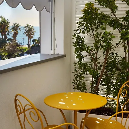 Attico Fronte Mare Residenza Matilde アパート キアーヴァリ