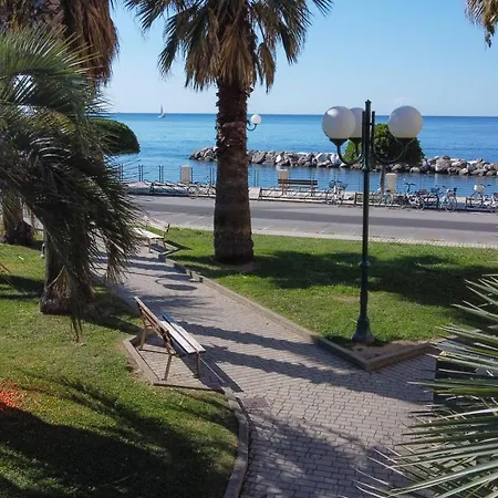 Attico Fronte Mare Residenza Matilde Apartamento